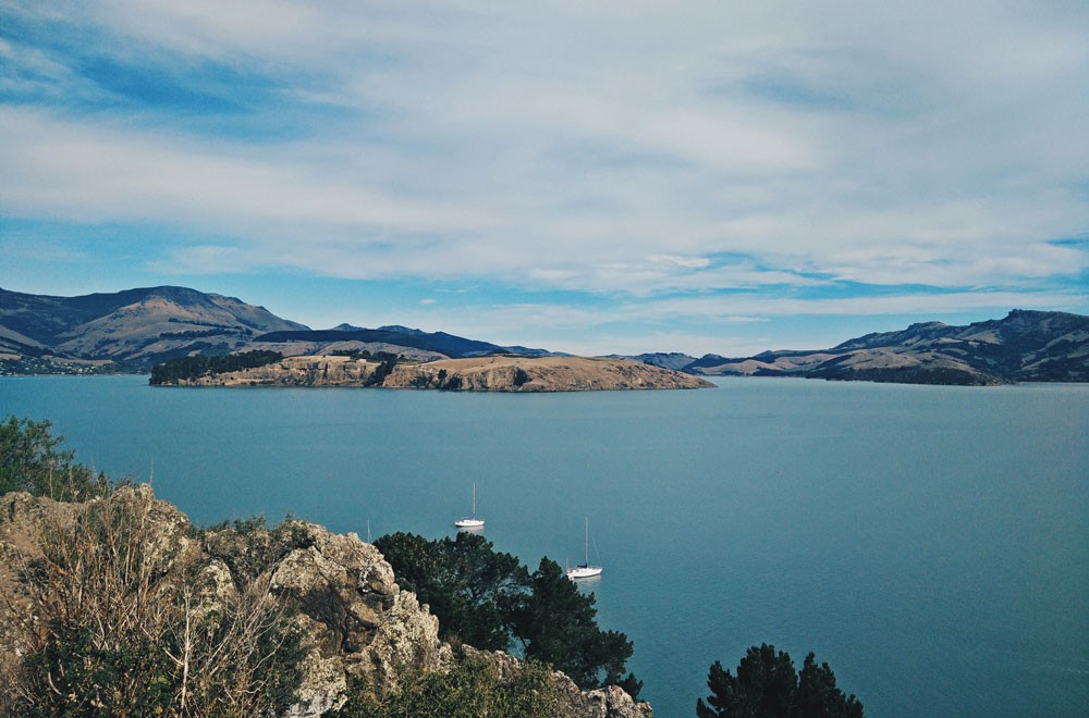 fotografía del lago de Christchurch en Nueva Zelanda con el cielo nubloso y el color del agua azulado