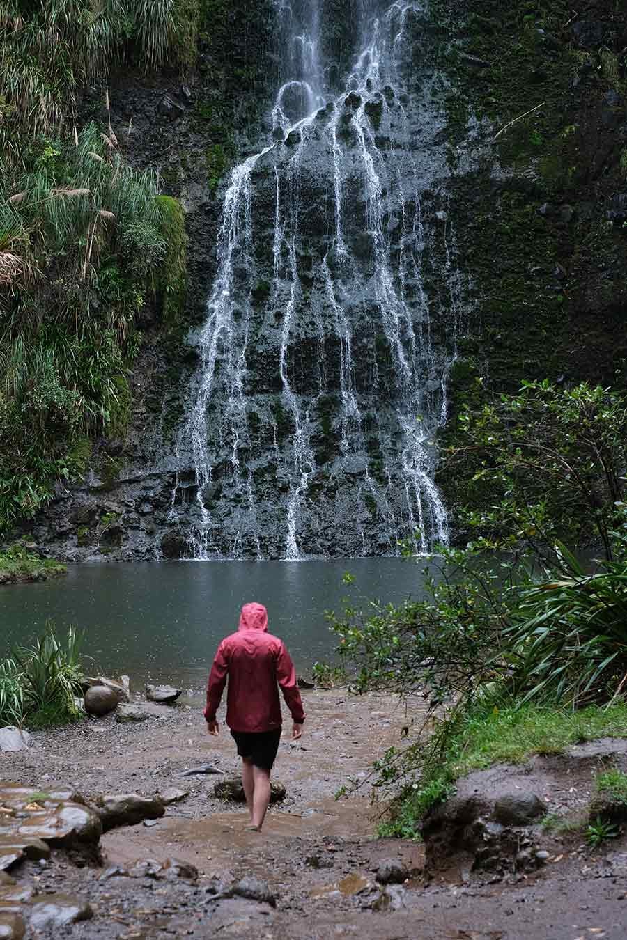 Chico en cascada