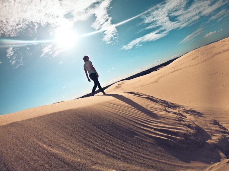 Chica caminando por el desierto