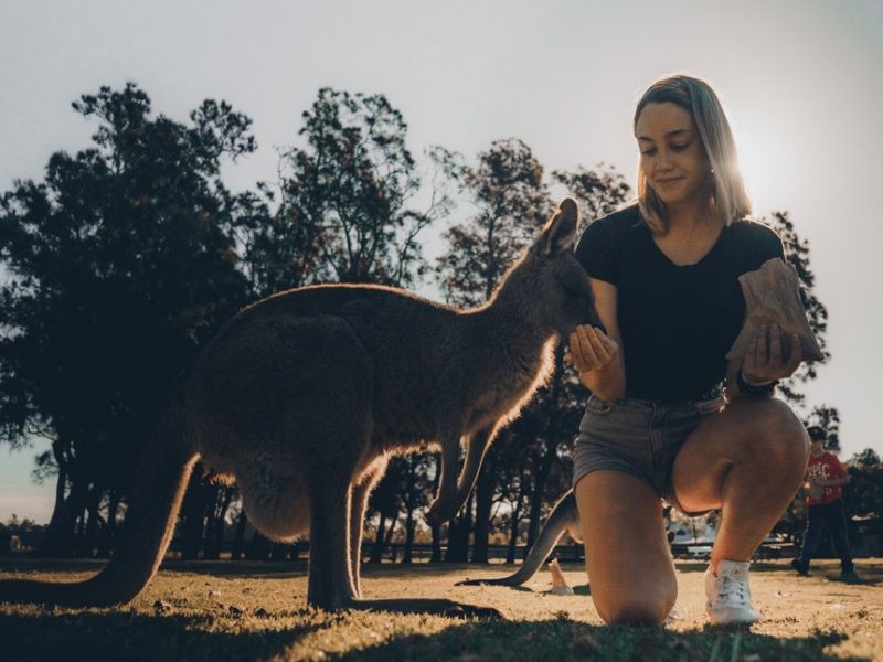 chica rubia con canguro