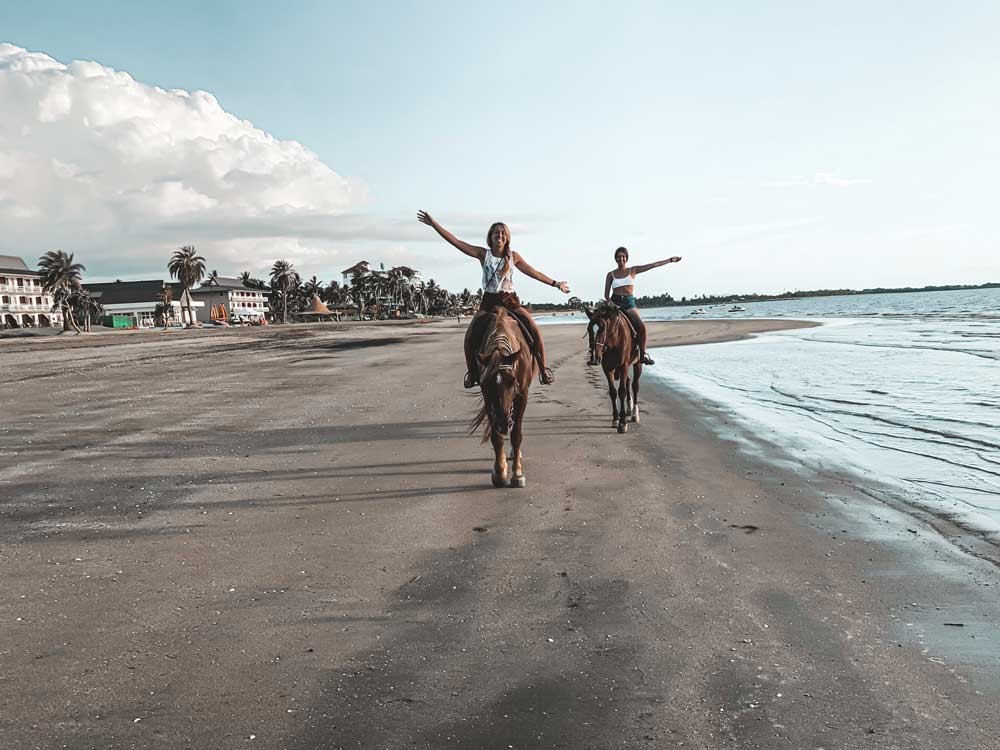 Chicas en caballo en la playa