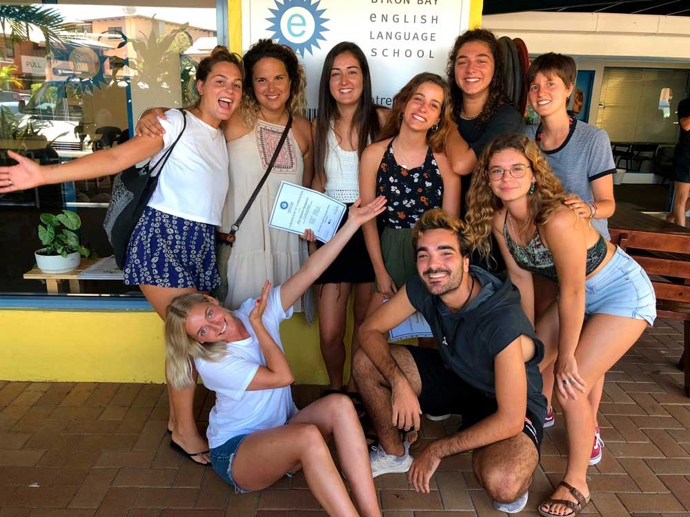 Grupo de estudiantes en escuela de inglés