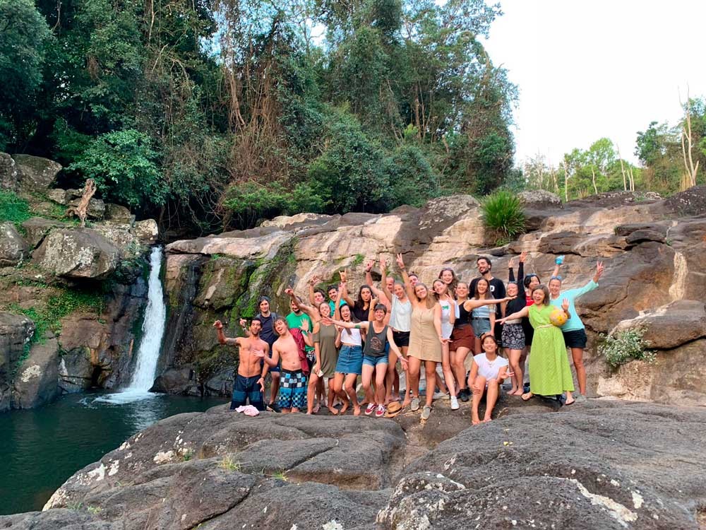 Grupo en cascadas Byron Bay