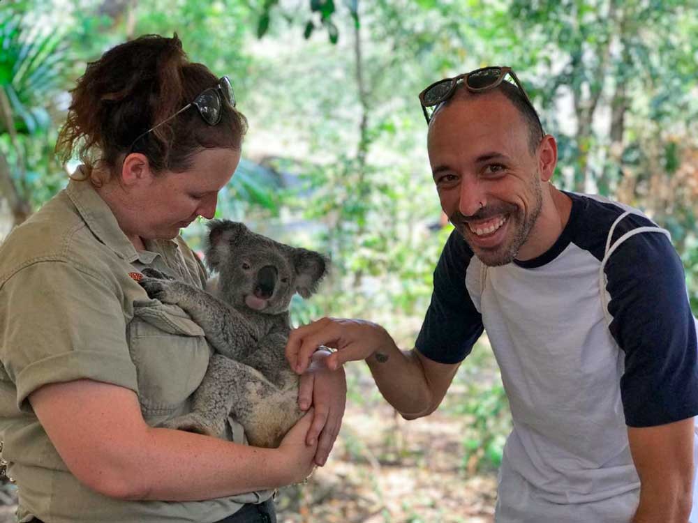 Chica y chico con Koala