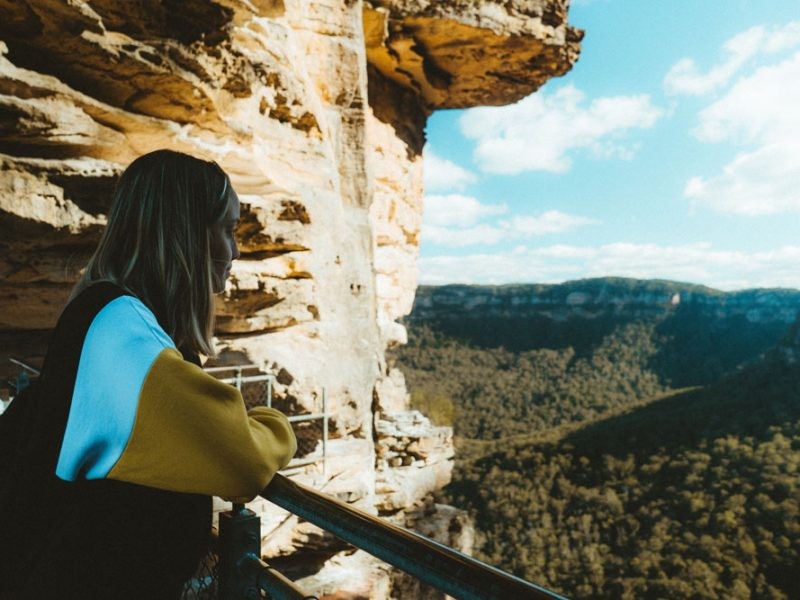 chica asomada a un mirador