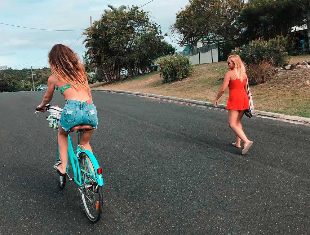 Chica en bicicleta