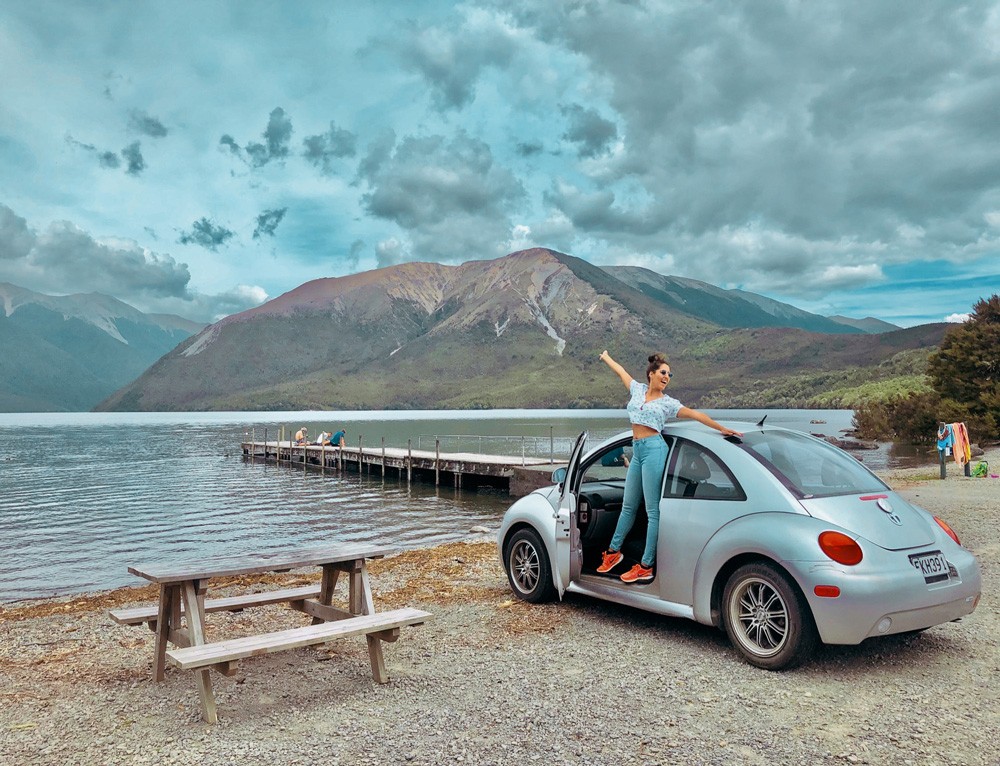 Chica en coche en Nueva Zelanda