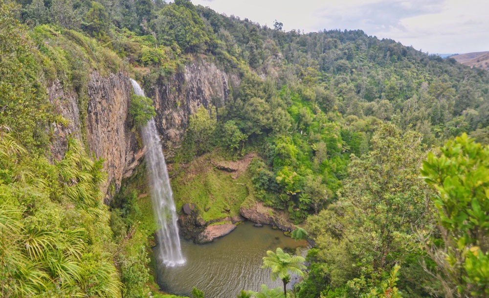 paisaje de una cascada en una montaña muy verde