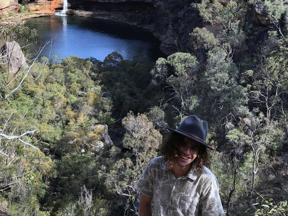 Chico en na cascada