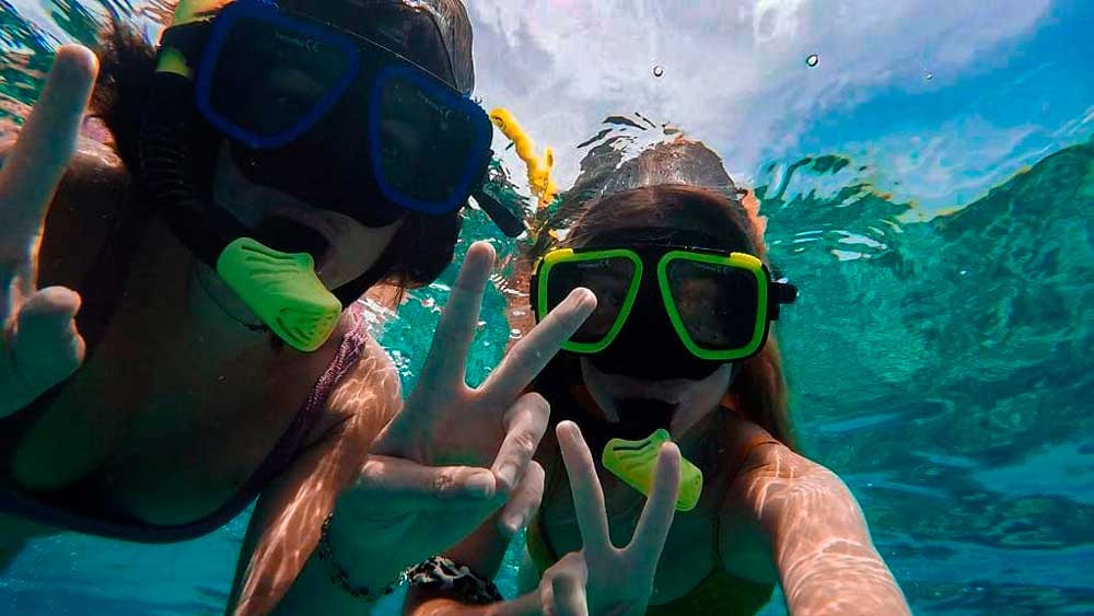 Amigas snorkeling