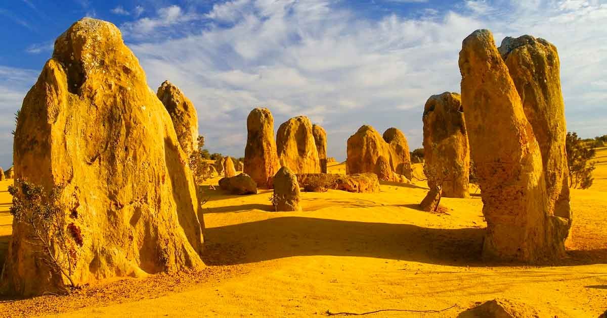 fotografía de un desierto con rocas y el cielo despejado con alguna nuve