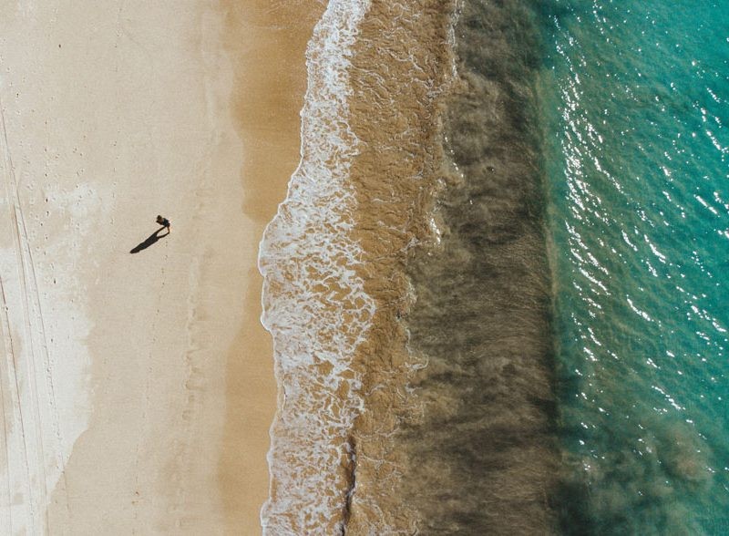 Chica caminando por la playa