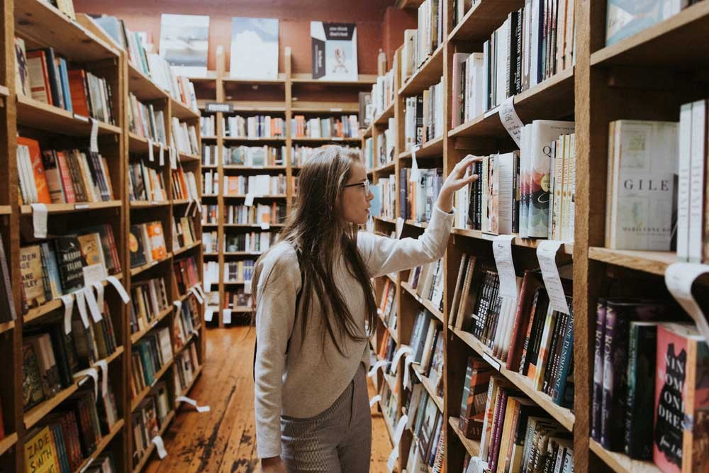 Chica en Biblioteca