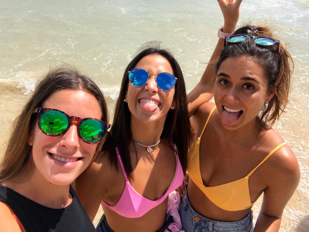 tres chicas morenas sonriendo para cámara