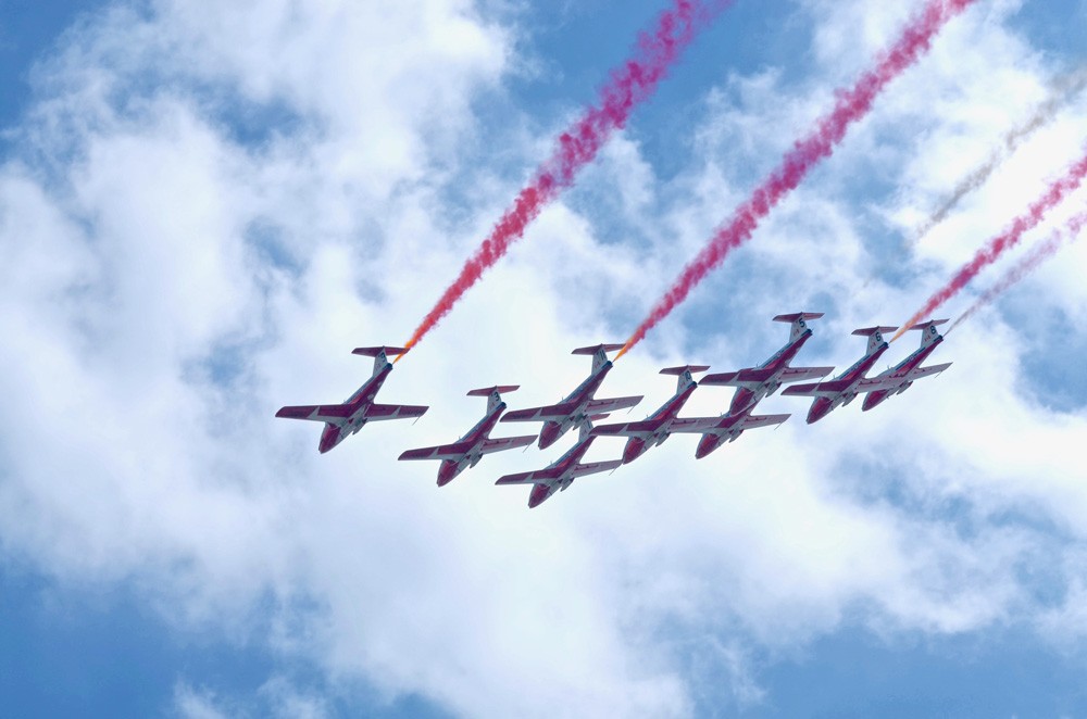 Aviones volando por el cielo de Canadá