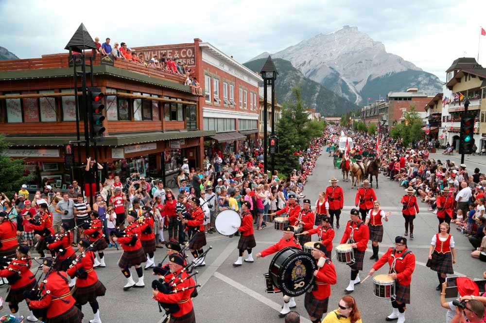 Locales de Canadá celebrando el día del país en la calle