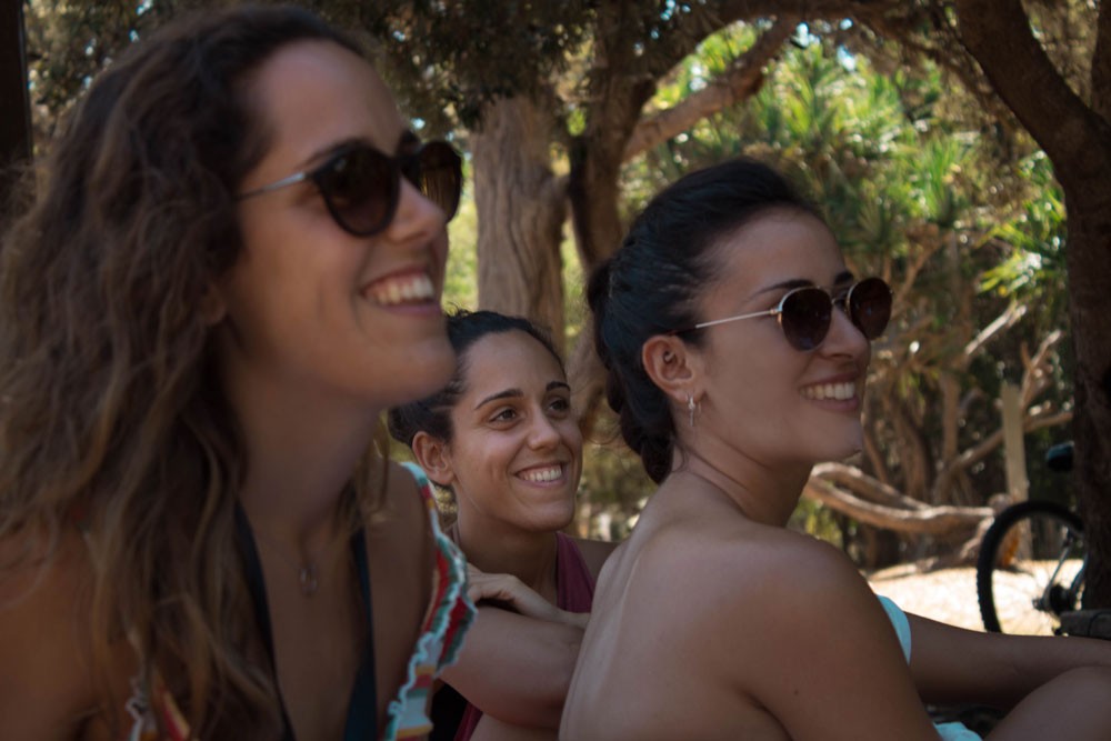 grupo de tres chicas sonriendo