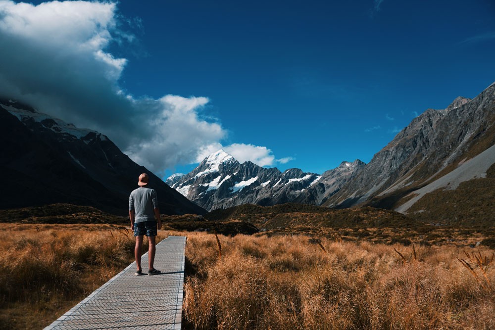 chico de espaldas y delante un paisaje montañoso