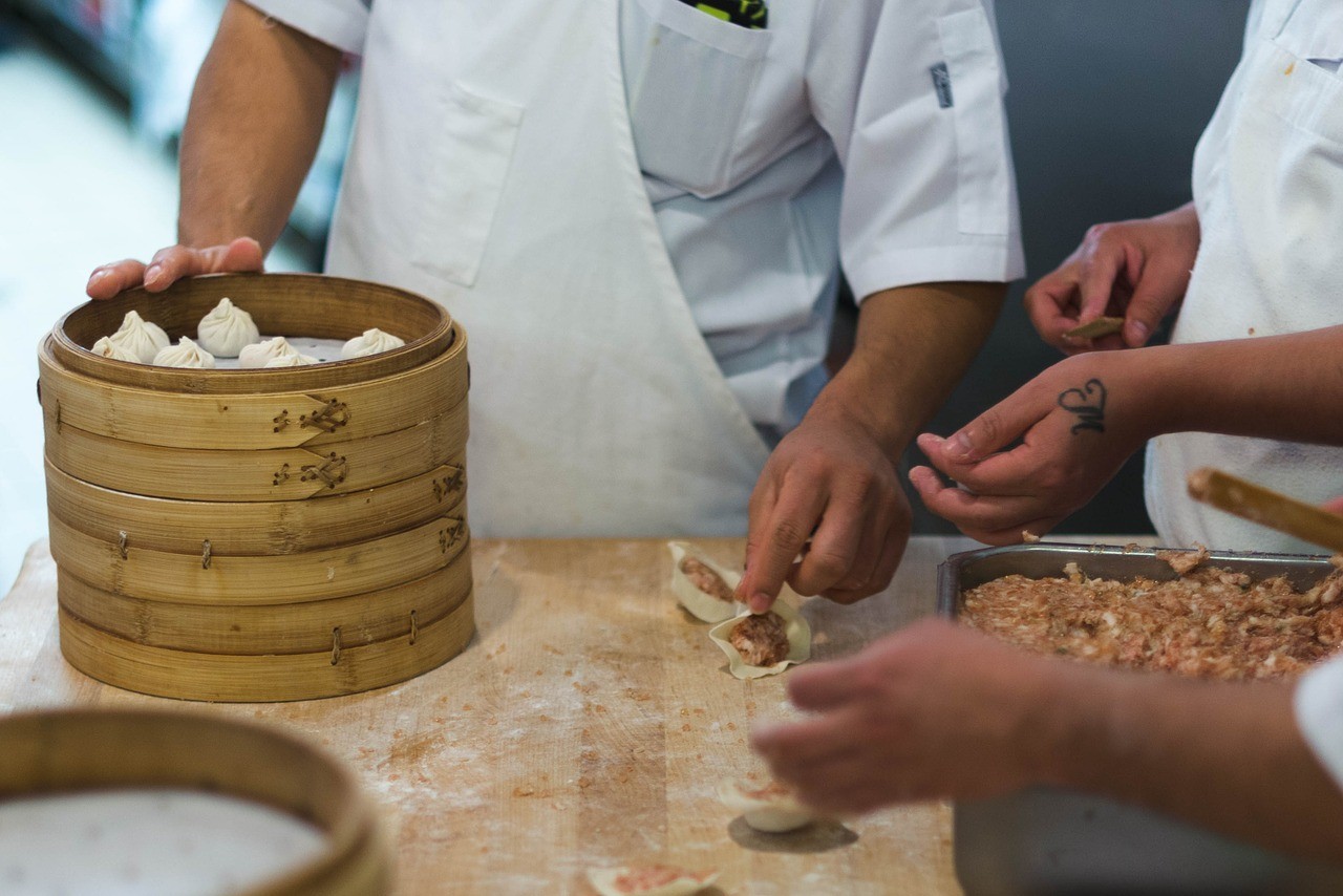 imagen de gente cocinando