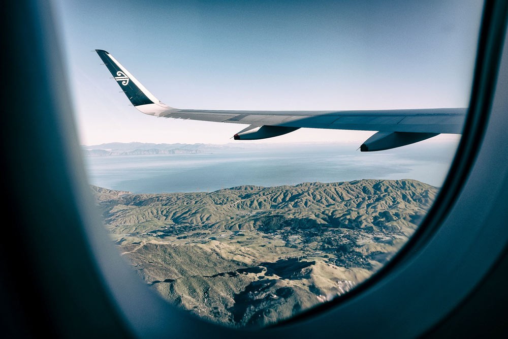 ventana de un avión y se ve el paisaje de montañas