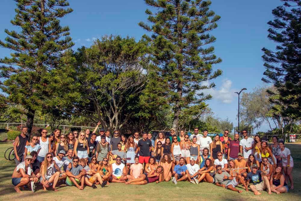 imagen de grupo de jóvenes españoles estudiantes en Australia