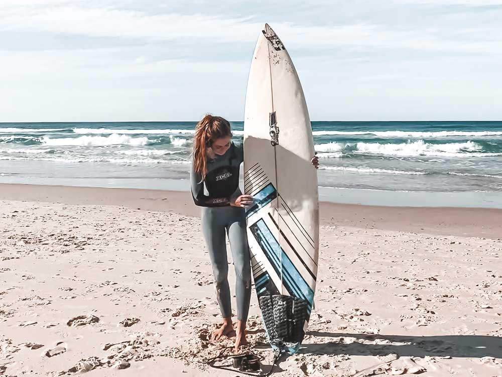 Chica con tabla de surf