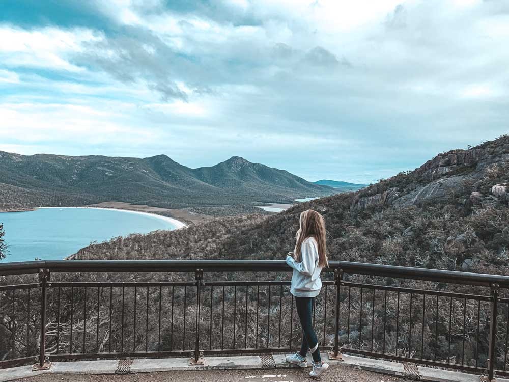 Chica en un mirador