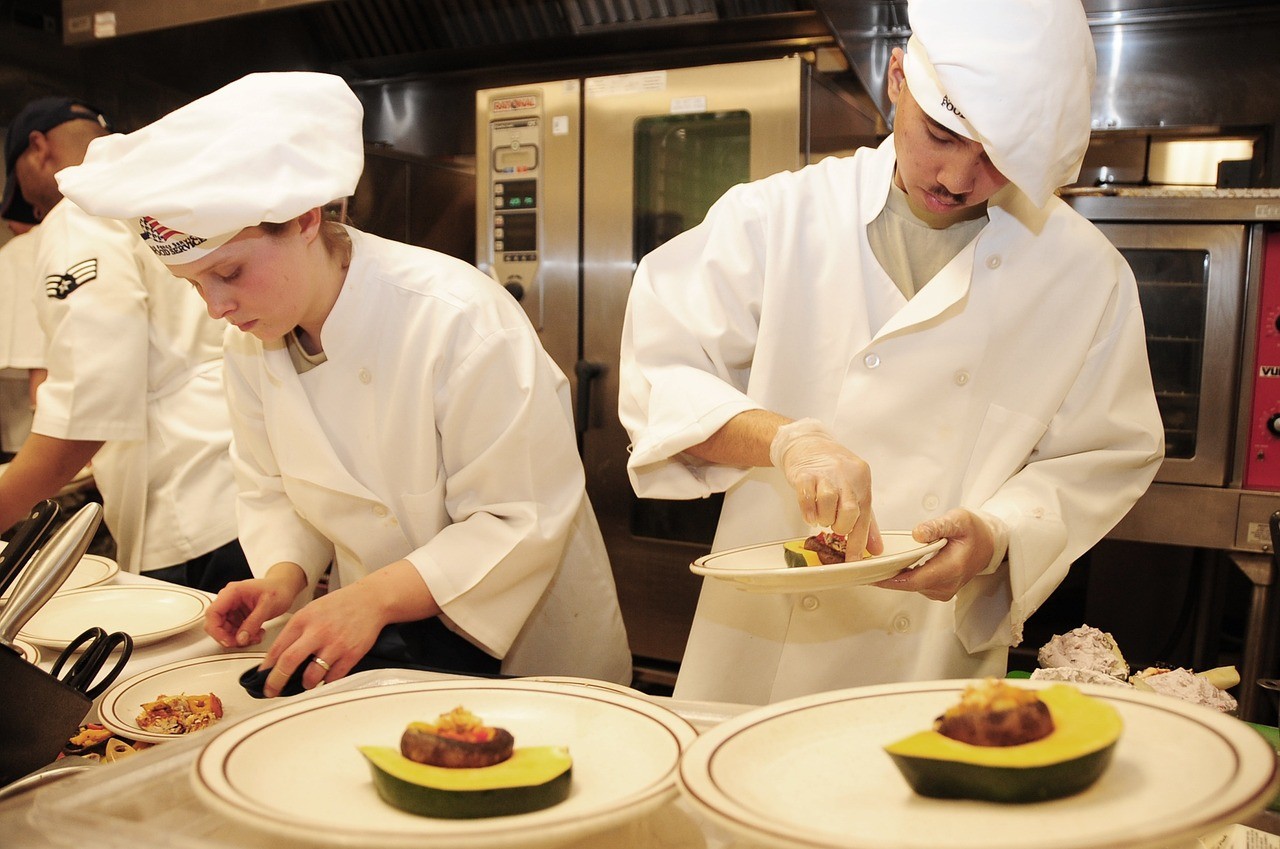 imagen de un chico y una chica cocinando en una cocina