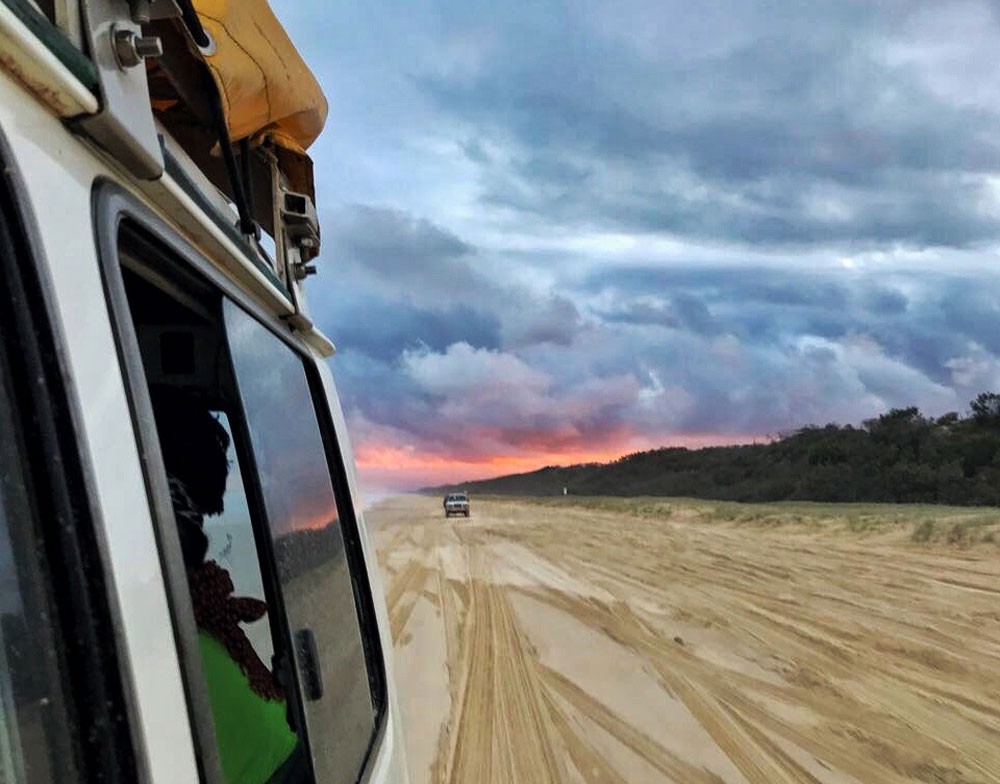 Jeep en la isla Fraser Island con vista desde la ventana del coche 