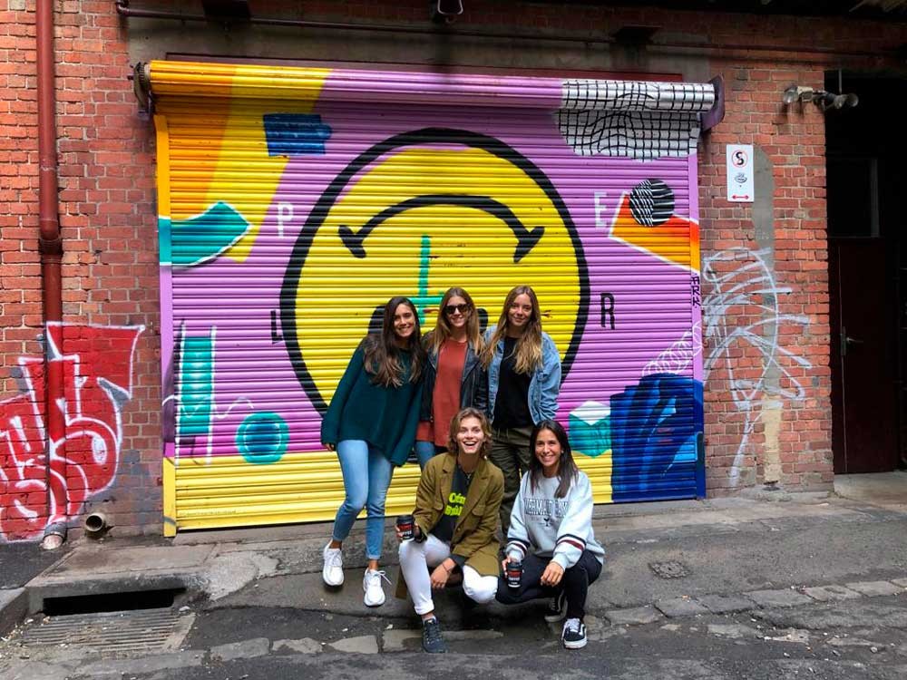 grupo de amigas posando para cámara sonriendo