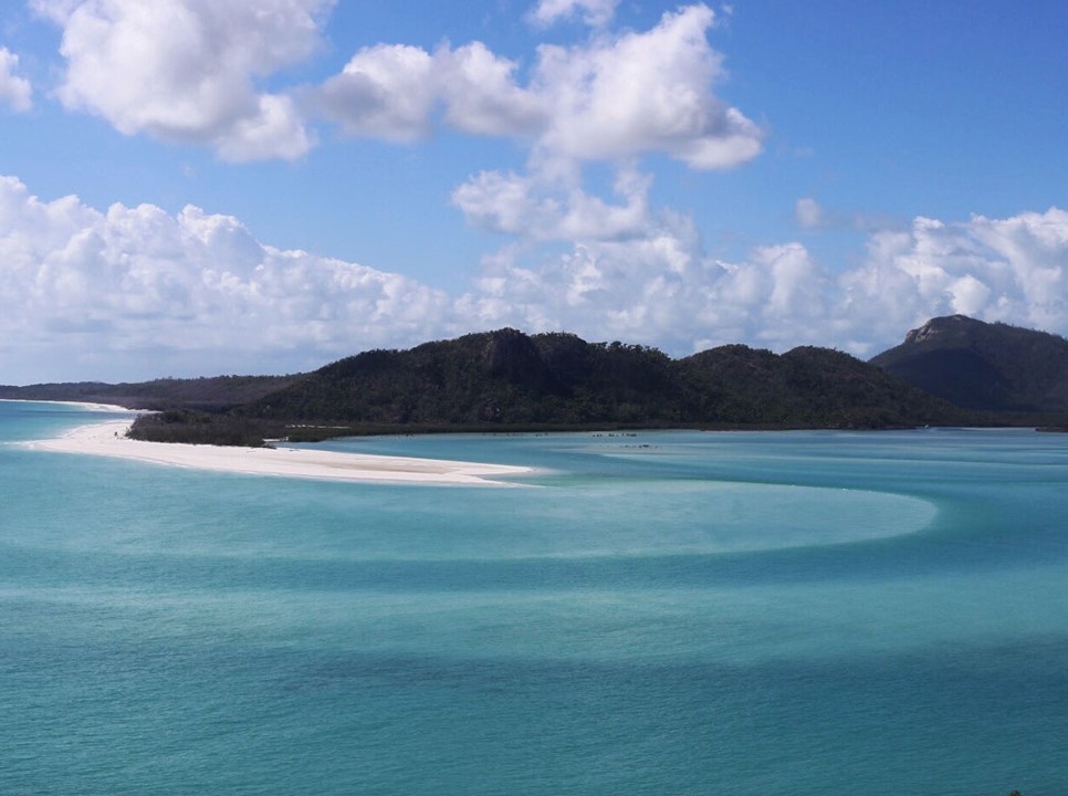 Isla whitsundays mar y arena con montaña de fondo