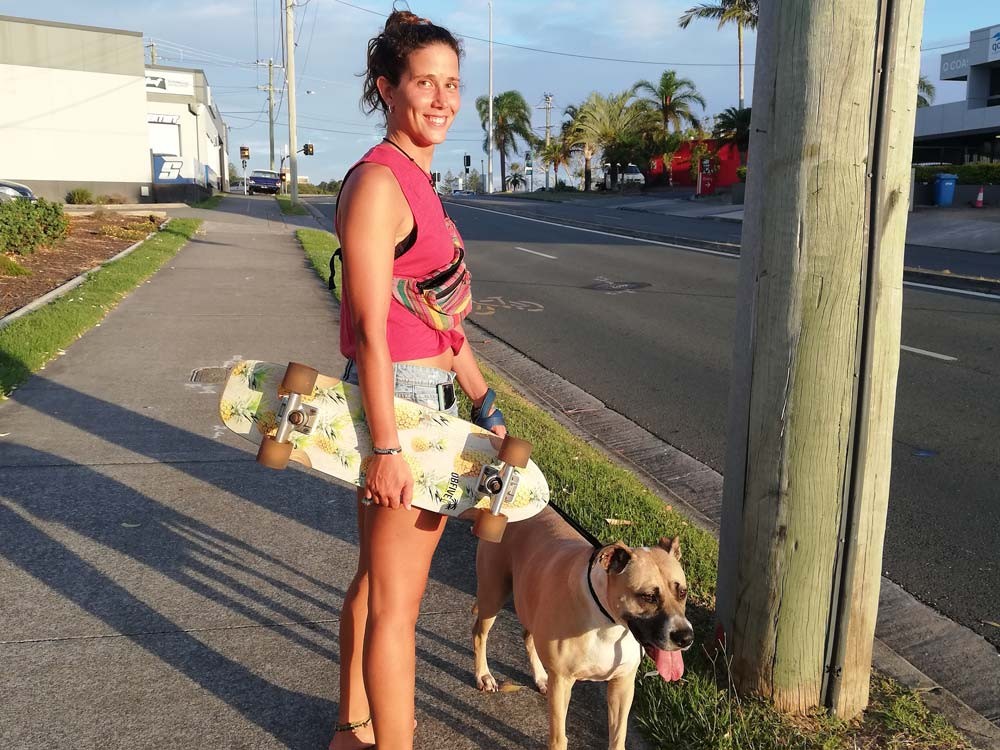 chica paseando a un perro