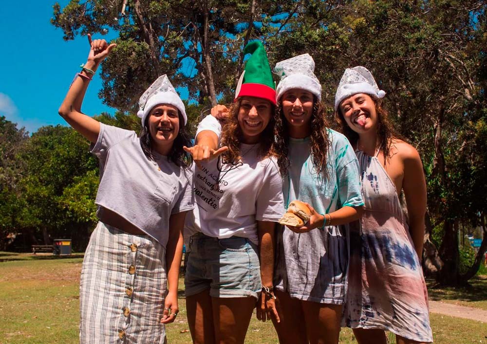 chicas con gorros de navidad