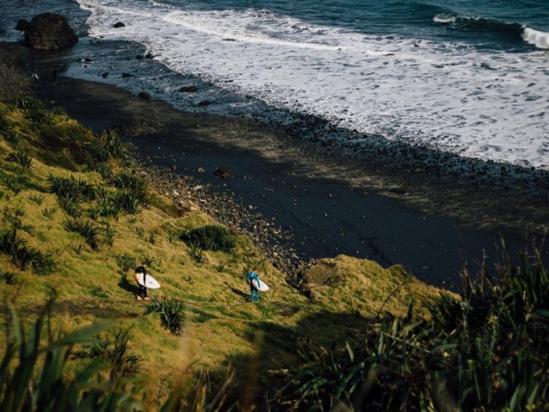 Pareja surfeando