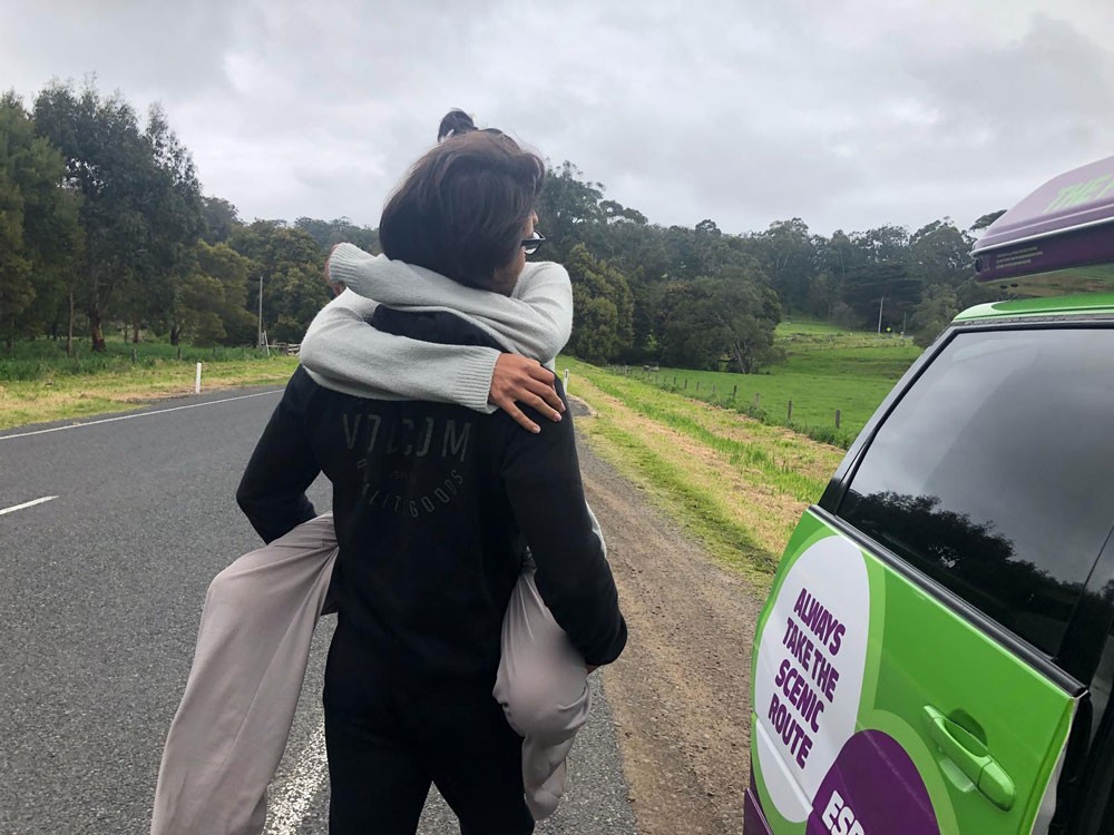 chica encima de un chico moreno y en una carretera