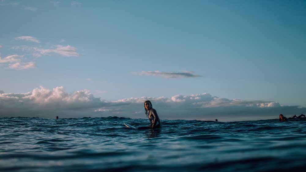 Chico surfeando