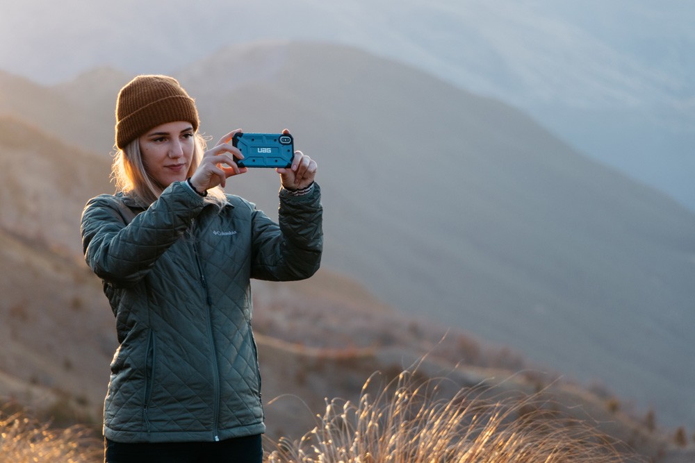 chica rubia haciendo una fotografía con el teléfono