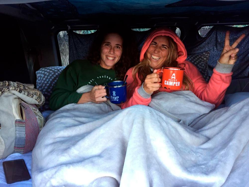 chicas dentro de una furgoneta