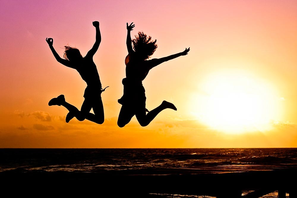 chicas saltando en el atardecer