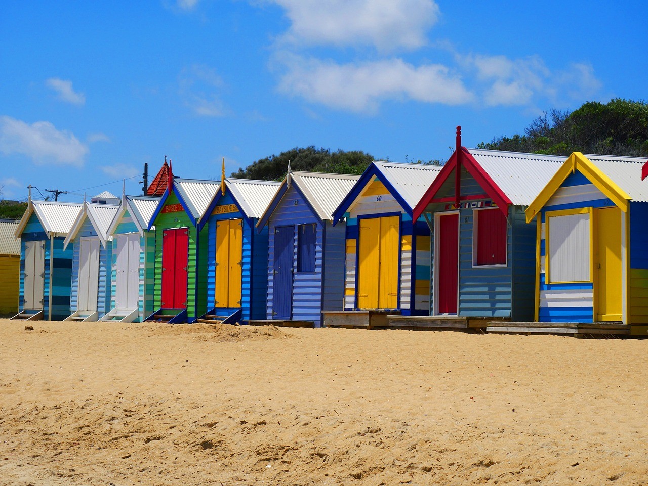 casetas de colores en la playa