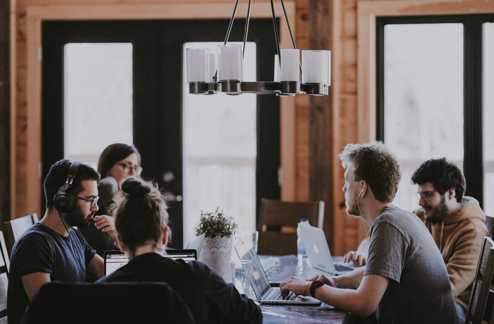 grupo de personas trabajando